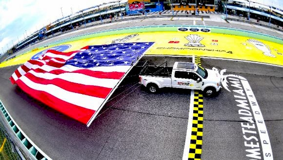 Ford F-450 Super Duty тягне американський прапор