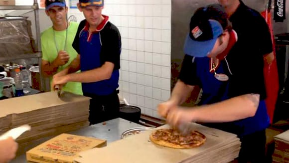 Команда Domino's виготовляє піци