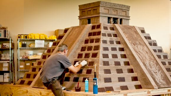 Шоколадна скульптура піраміди Кукулькана