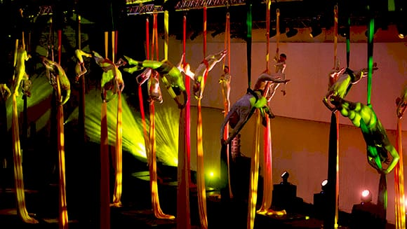 Аеробні акробати виконують номер на повітряних шовках