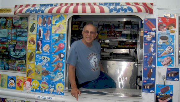 Аллан Ганз продає морозиво