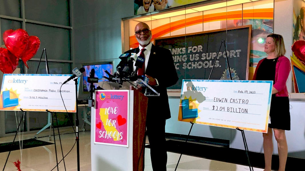 Едвін Кастро з виграшним квитком Powerball