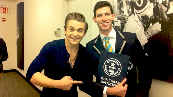 Хантер Хейс виступає на концерті