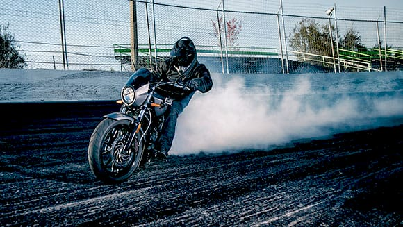 Джо Драйден під час встановлення рекорду з мотоциклетного диму