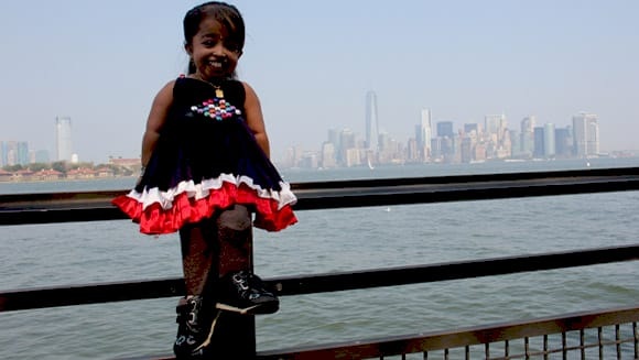 Джйоті Амге, найнижча жінка у світі, на фоні Таймс-сквер