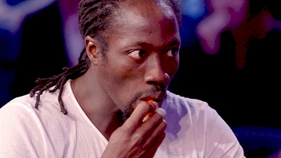 Амендону Канкве з Того з'їдає bhut jolokia