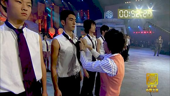 Юй Чженчжень зав'язує краватки