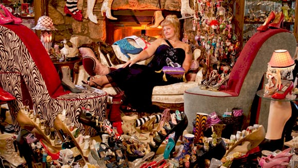 Дорлен Флінн з колекцією взуття