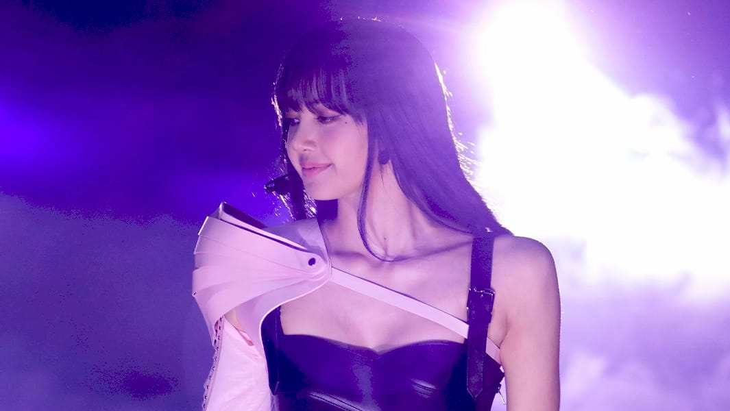 Ліза з BLACKPINK на сцені