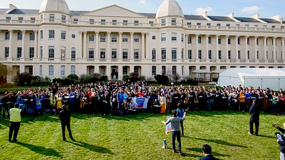 Студенти Лондонської бізнес-школи співають разом