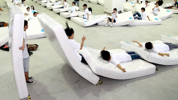 Світовий рекорд з матрацевих доміно в Шанхаї