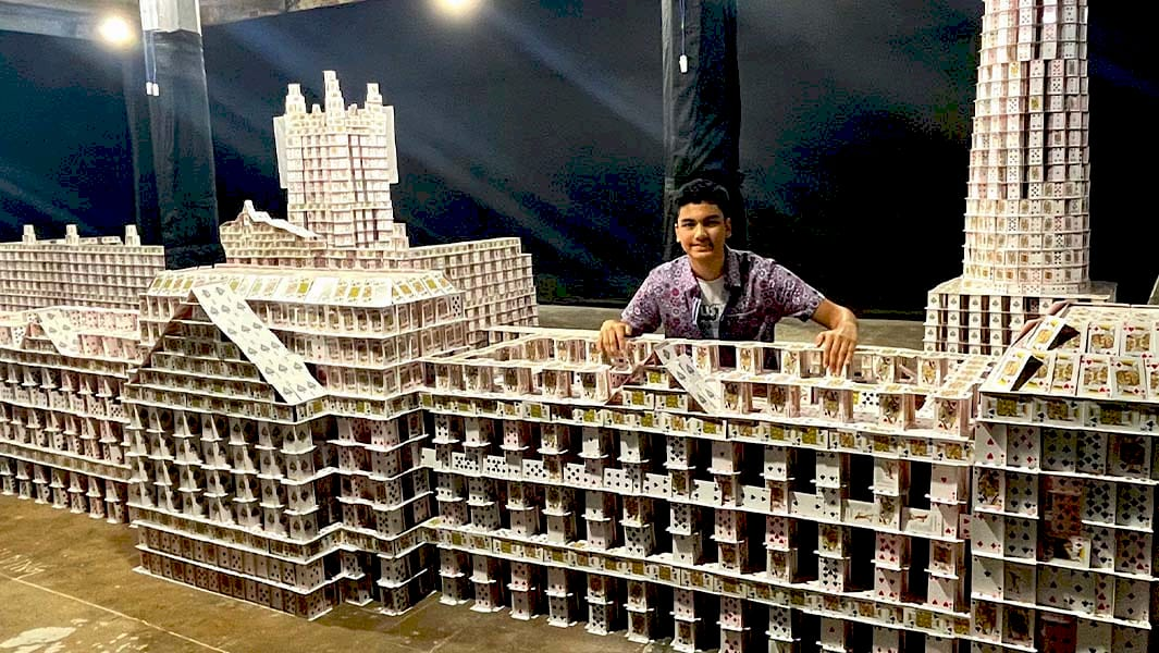 15-річний індієць встановив рекорд зі створення найбільшої конструкції з карт