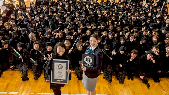 Люди в костюмах ніндзя на рекорді