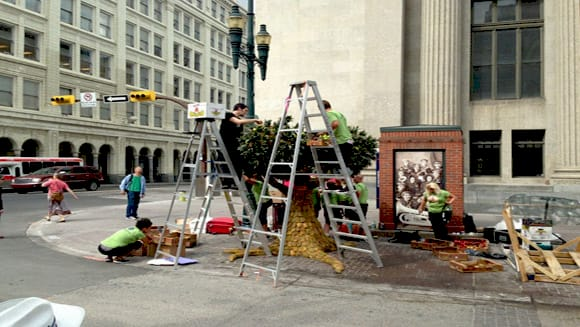 Фруктова скульптура Orange Julius в Калгарі