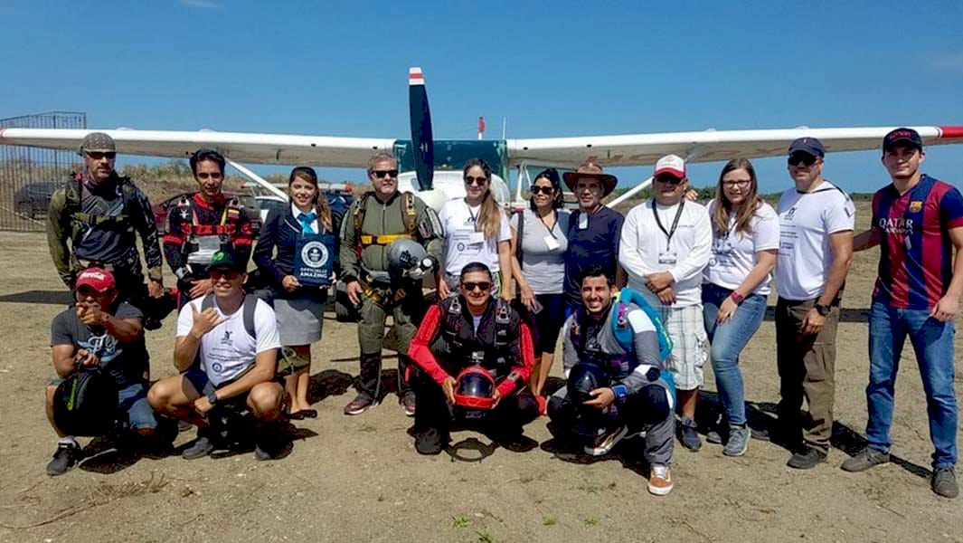 Парашутисти під час стрибка через екватор