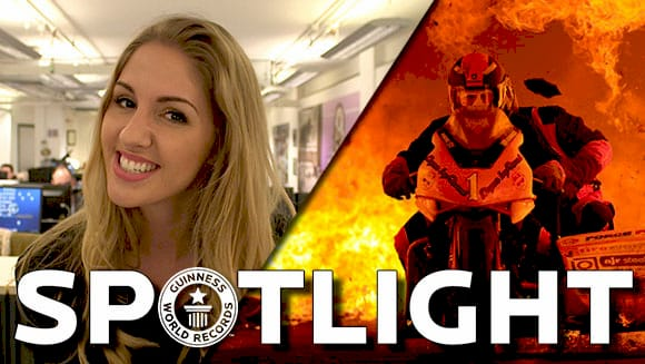 Енріко Шуман та Андре де Кок на рожевому мотоциклі в тунелі вогню