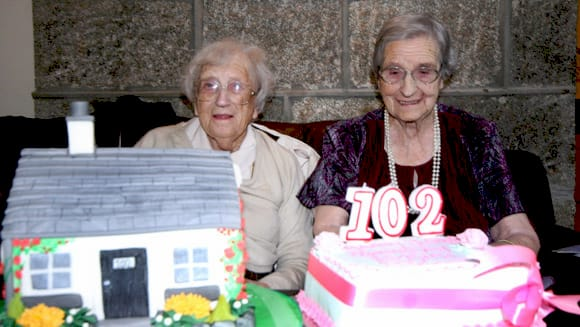 Сестри-близнюки з Шотландії стали найстарішими живими близнюками у світі