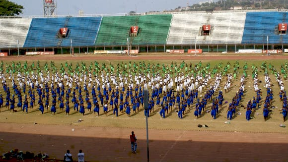 Танцюристи під час встановлення рекорду за найбільший танець сампа у Сьєрра-Леоне