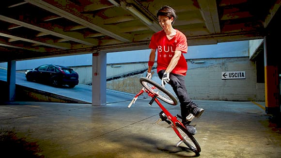 Такехіро Ікеда під час виконання трюку BMX Time Machine