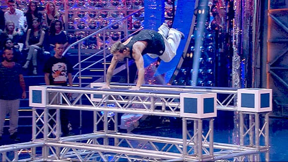 Яцек Петінс під час виконання Double Kong