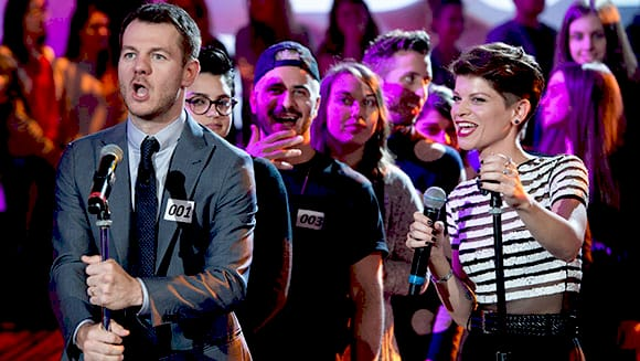 Алессандра Аморозо виконує дуети з фанатами