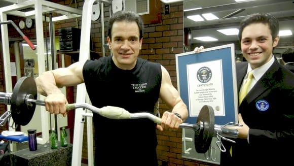 Боб Натолі піднімає штангу під час встановлення світового рекорду