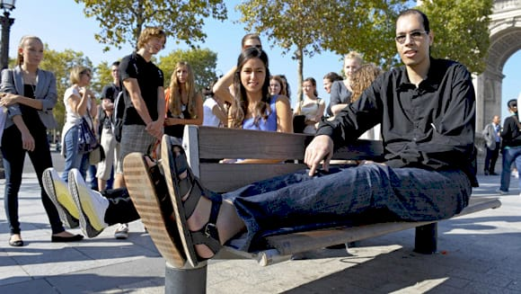 Брахім Такіулла демонструє свої великі стопи