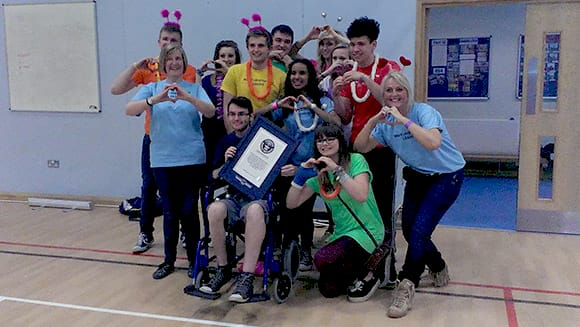 Друзі Стівена Саттона під час встановлення рекорду