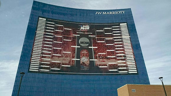 Гігантський бракет NCAA на готелі JW Marriott