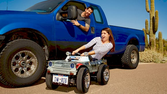 Остін Кулсон з найменшим легальним автомобілем