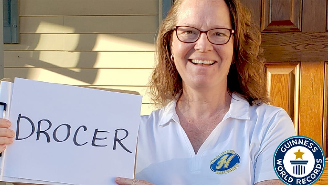 Пам Оннен під час демонстрації своїх здібностей зі швидкого написання слів задом наперед