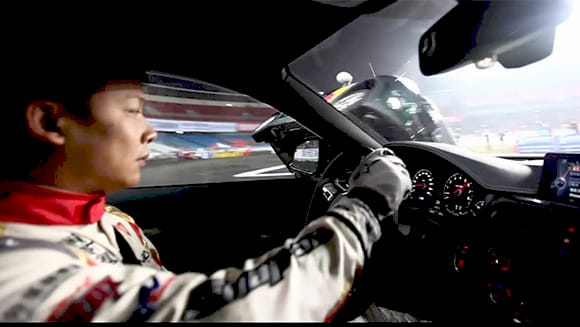 Китайський водій Хан Юе під час паралельного паркування