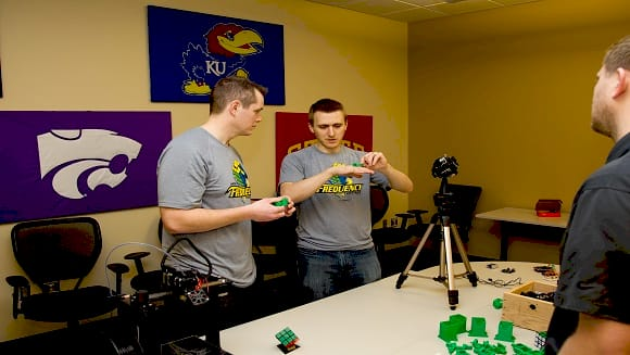 Робот, який встановив рекорд з розв'язування кубика Рубіка