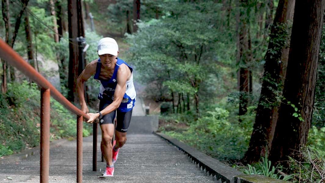 Рьоджі Ватанабе під час швидкісного підйому по сходах