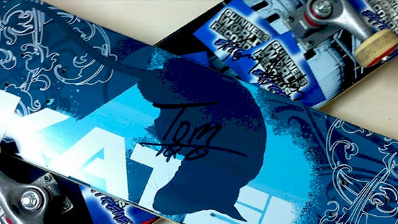 Скейтборди з підписами Тоні Хоука і Тома Шара