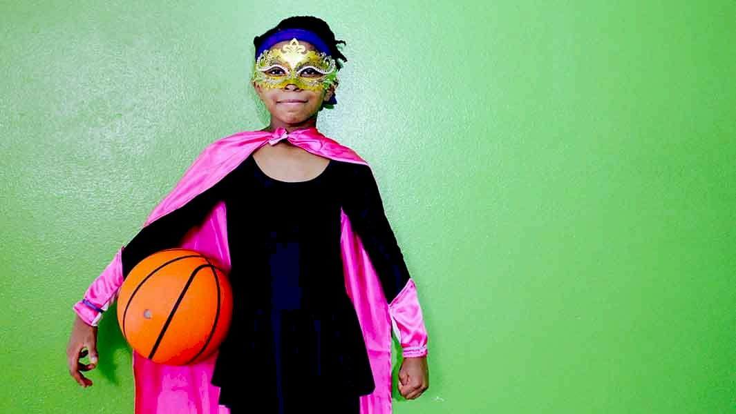 Зайла Авант-Гард з баскетбольним м'ячем